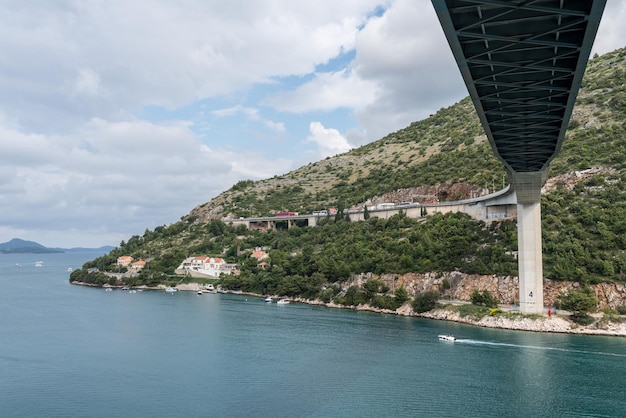 Spód nowego mostu w porcie w Dubrowniku w Chorwacji
