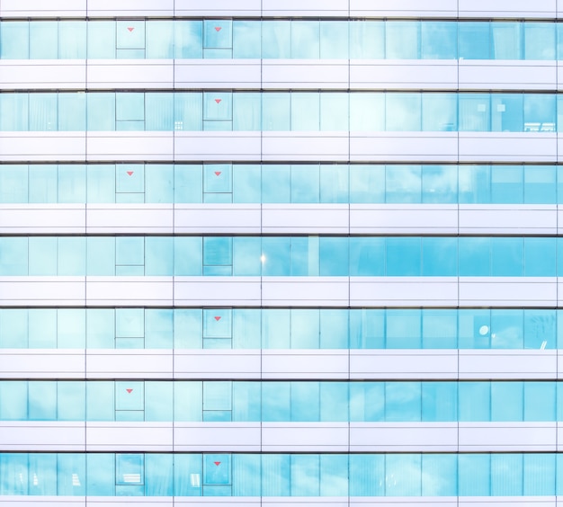 Spód panoramiczny i perspektywiczny widok na stalowe wieżowce z niebieskiego szkła, koncepcja biznesowa udanej architektury przemysłowej