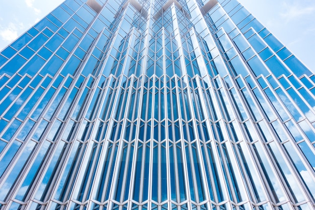 Spód panoramiczny i perspektywiczny widok na stalowe wieżowce z niebieskiego szkła, koncepcja biznesowa udanej architektury przemysłowej