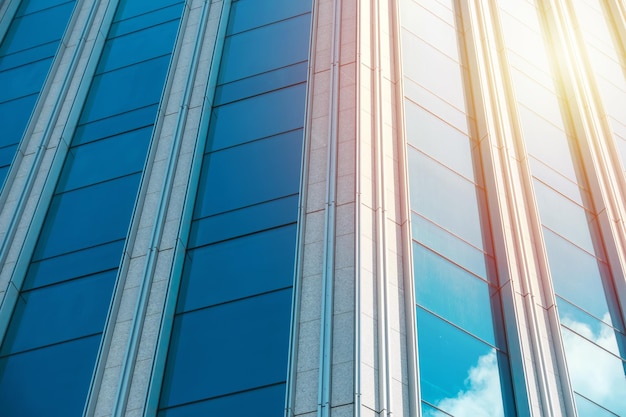 Spód panoramiczny i perspektywiczny widok na stalowo-niebieskie szkło wieżowiec drapaczy chmur koncepcja biznesowa udanej architektury przemysłowej