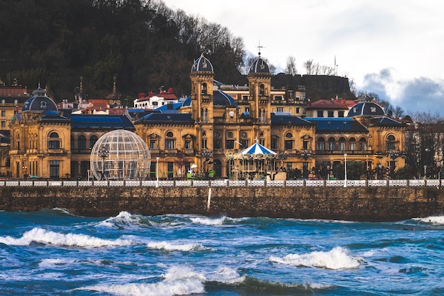 Spójrz na wybrzeże Donostia San Sebastian w zatoce La Concha w Kraju Basków.