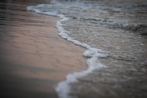 Spokój i spokój Zbliżenie i szczegóły fal na brzegu plaży w tle