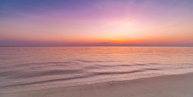 Spokój natura plaża, zachód wschód słońca. Spokojne niebo kolorowe z widokiem na ocean. Spokojne środowisko ekologiczne