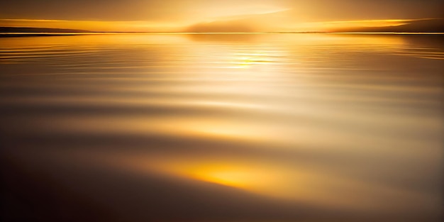 Spokojna abstrakcyjna powierzchnia wody o wschodzie słońca z ciepłymi pomarańczowymi i żółtymi odcieniami