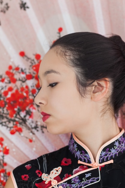Spokojna kobieta jest ubranym tradycyjną Azjatycką odzież
