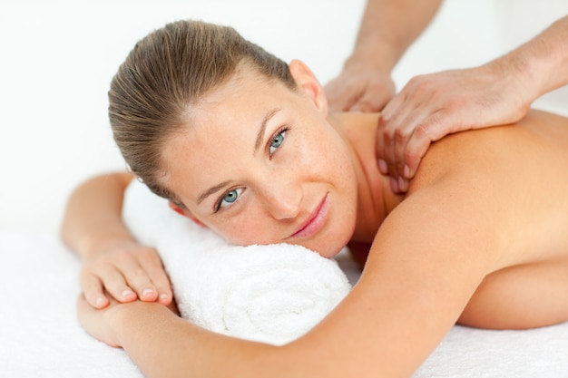Spokojna kobieta korzystających masaż