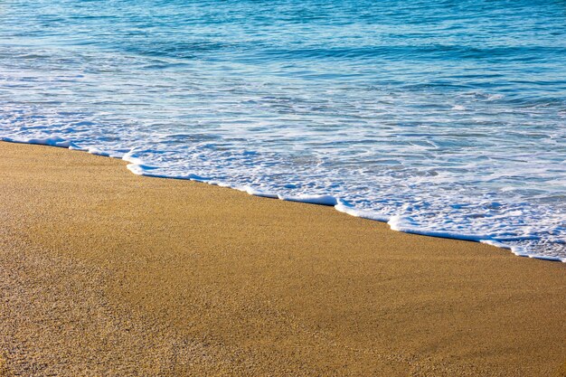 Zdjęcie spokojna plaża i widok na morze