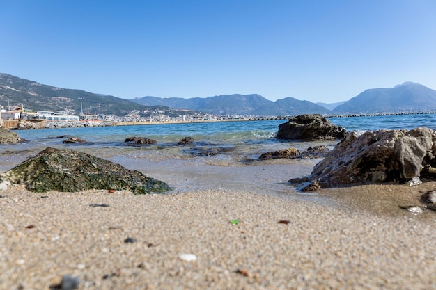 Zdjęcie spokojna plaża i widok na morze