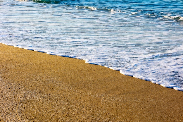Zdjęcie spokojna plaża i widok na morze