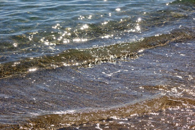 Zdjęcie spokojna plaża i widok na morze