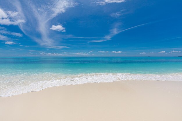 Spokojna plaża. Krajobraz tropikalnej wyspy i koncepcja nieba piasku morskiego. Rozpryskiwanie miękkich fal, medytacja