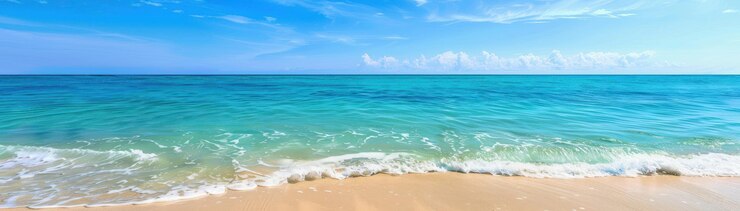 Zdjęcie spokojna plaża z łagodnymi falami i czystym niebieskim niebem