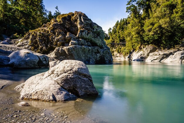 Spokojna woda i skały Hokitika Gorge Scenic Reserve w Kokatahi, Nowa Zelandia