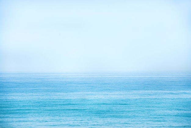 Zdjęcie spokojne błękitne morze i czyste niebo jako tło natury