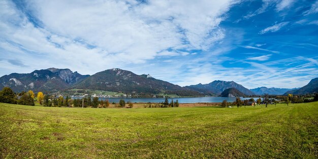 Spokojne jesienne Alpy górskie jezioro widok na brzeg jeziora Wolfgangsee Salzkammergut Górna Austria