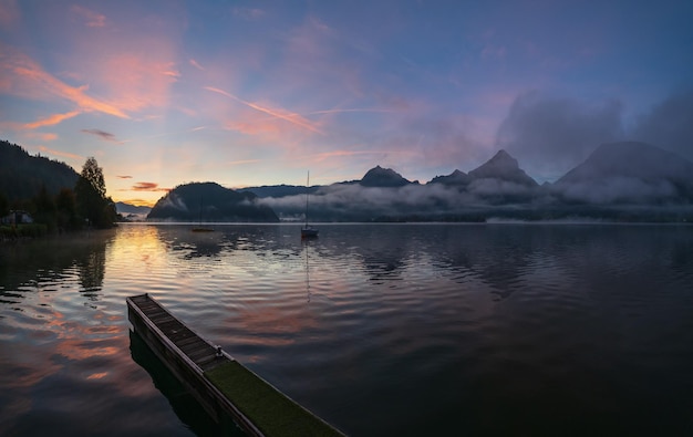 Spokojne jesienne Alpy górskie jezioro Wschód słońca Widok na jezioro Wolfgangsee St Wolfgang im Salzkammergut Górna Austria