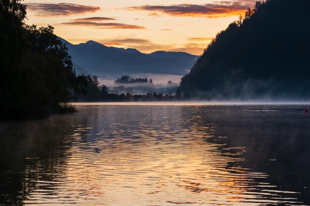 Spokojne jesienne Alpy górskie jezioro Wschód słońca Widok na jezioro Wolfgangsee St Wolfgang im Salzkammergut Górna Austria