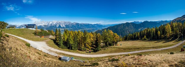 Spokojne jesienne Alpy z widokiem na góry Reiteralm Steiermark Austria