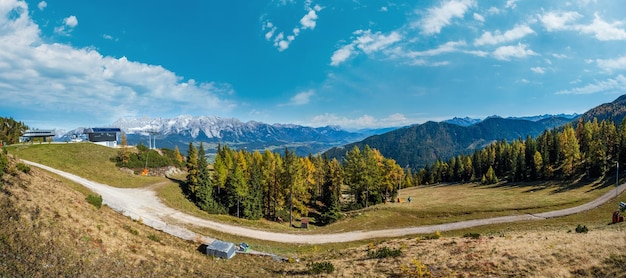 Spokojne jesienne Alpy z widokiem na góry Reiteralm Steiermark Austria