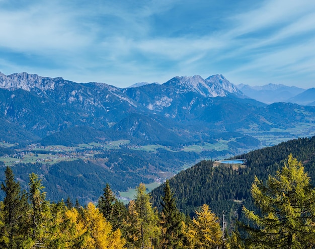 Spokojne jesienne Alpy z widokiem na góry Reiteralm Steiermark Austria