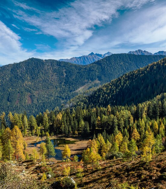 Spokojne jesienne górskie jezioro w Alpach z przejrzystą, przejrzystą wodą i refleksami Jezioro Untersee Reiteralm Steiermark Austria