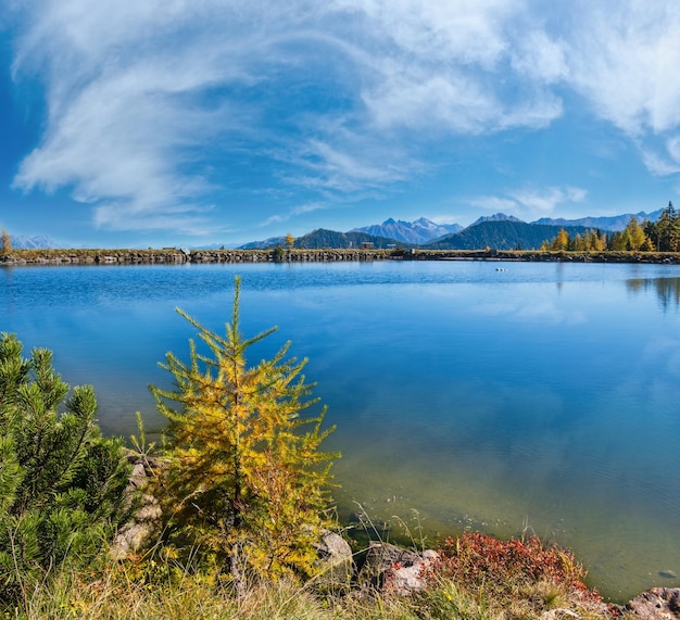 Spokojne jesienne górskie jezioro w Alpach z przejrzystą, przejrzystą wodą i refleksami Reiteralm Steiermark Austria