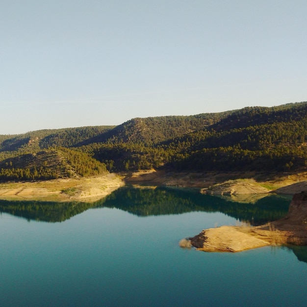 Zdjęcie spokojne jezioro na tle krajobrazu