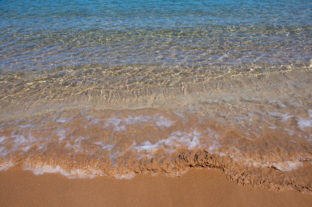 Spokojne morze plaża w tle Letnia tropikalna plaża z piaskiem Woda oceanu Naturalny krajobraz morski