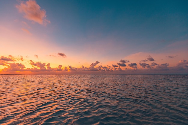 Spokojne morze z zachodem słońca niebo, słońce przez chmury nad medytacją na tle nieba oceanu. Spokój