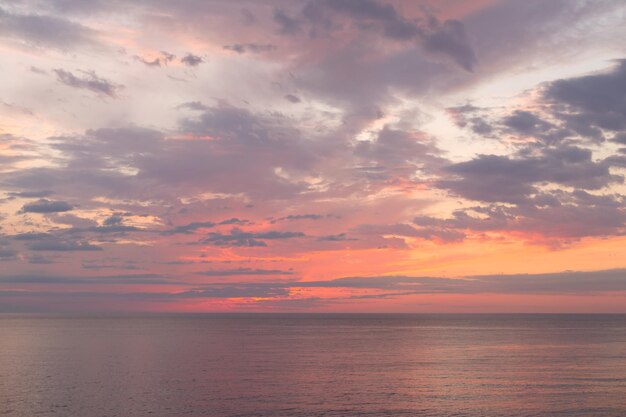 Spokojne morze z zachodem słońca niebo z chmurą