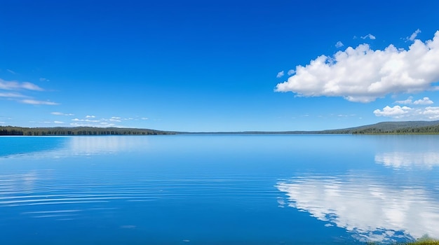 Zdjęcie spokojne niebieskie jezioro odzwierciedlające niebo z kilkoma falami w wodzie