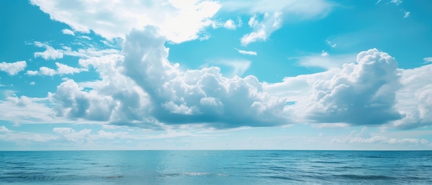 Spokojne niebieskie niebo i puchate chmury nad oceanem