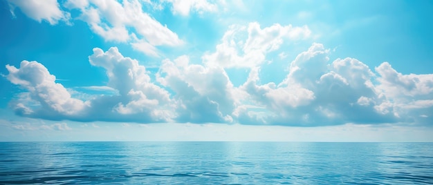 Spokojne niebieskie niebo pokrywające się z spokojnym oceanem