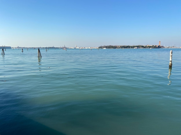 Spokojne wody Laguny Weneckiej w pobliżu Lido di Venezia