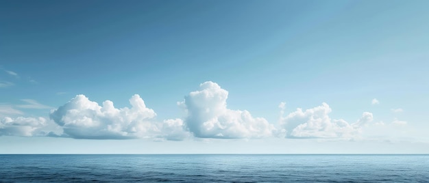 Spokojny horyzont oceaniczny z puszystymi chmurami