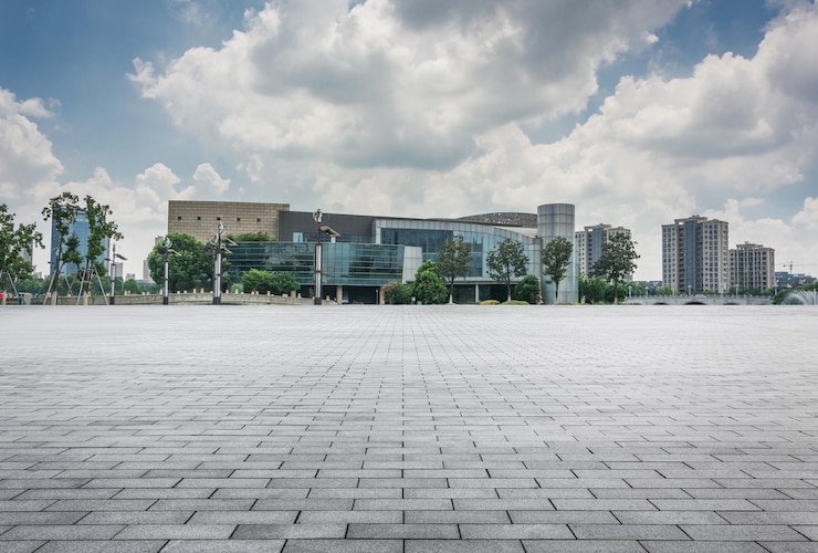 Zdjęcie spokojny krajobraz miejski z nowoczesną architekturą i dramatycznym niebem