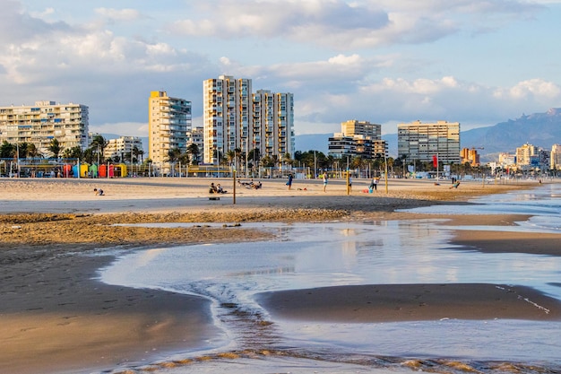 Spokojny krajobraz przybrzeżny plaży San Juan w Alicante w Hiszpanii w słoneczny dzień