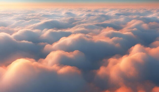Spokojny krajobraz zachodów słońca z eterycznymi chmurami