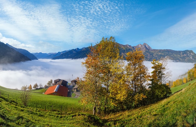 Spokojny, mglisty jesienny poranek widok na góry ze szlaku turystycznego z Dorfgastein do jezior Paarseen Land Salzburg Austria