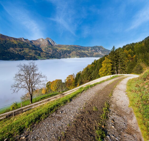 Spokojny, mglisty jesienny poranek widok na góry ze szlaku turystycznego z Dorfgastein do jezior Paarseen Land Salzburg Austria