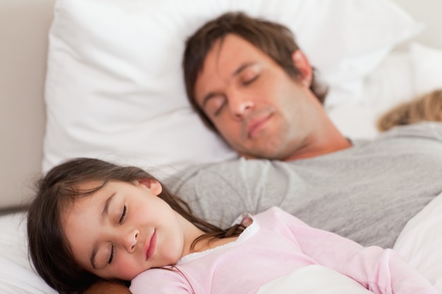 Spokojny ojciec śpi z córką