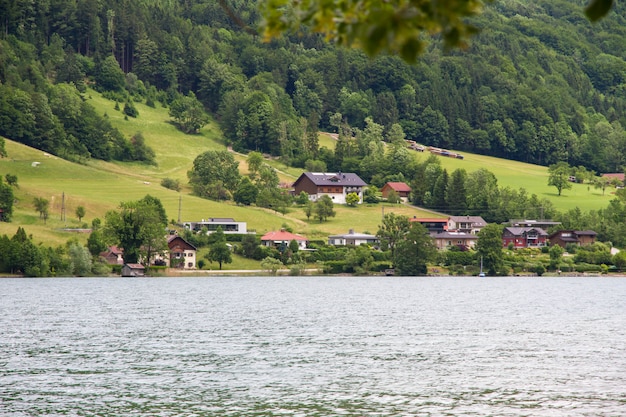 Spokojny Pochmurny Dzień Nad Jeziorem Attersee Z Górami W Tle Późnym Latem. Jezioro Attersee W Austriackim Salzkammergut