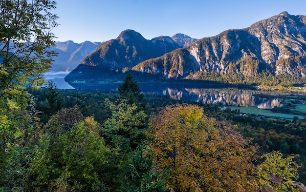 Spokojny poranek jesienne Alpy górskie jezioro z czystą przezroczystą wodą i refleksami Jezioro Hallstatter Górna Austria