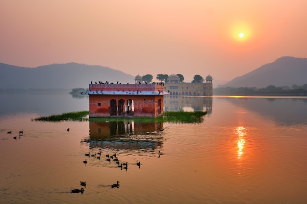 Spokojny poranek w Jal Mahal Water Palace o wschodzie słońca w Jaipur. Radżastan, Indie