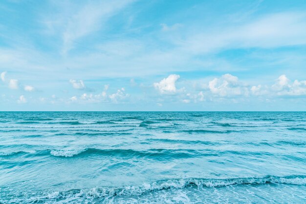 Spokojny widok na morze z białymi chmurami i niebieskim niebem relaksująca koncepcja piękne tropikalne tło dla podróży krajobraz