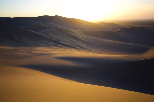 Spokojny żółty piasek pustyni scena zachodu słońca Sceneria w Tybecie