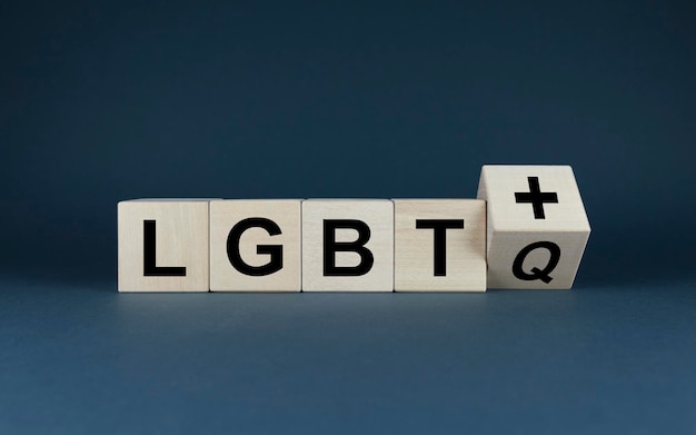 Społeczność LGBT Kostki tworzą słowo LGBT z literą Q