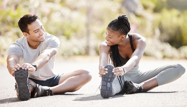 Sport fitness i ćwiczenia ze sportowcami trenującymi i rozciągającymi podczas treningu na świeżym powietrzu Zdrowie i motywacja z parą sportowców lub trenerem osobistym gotowym do startu