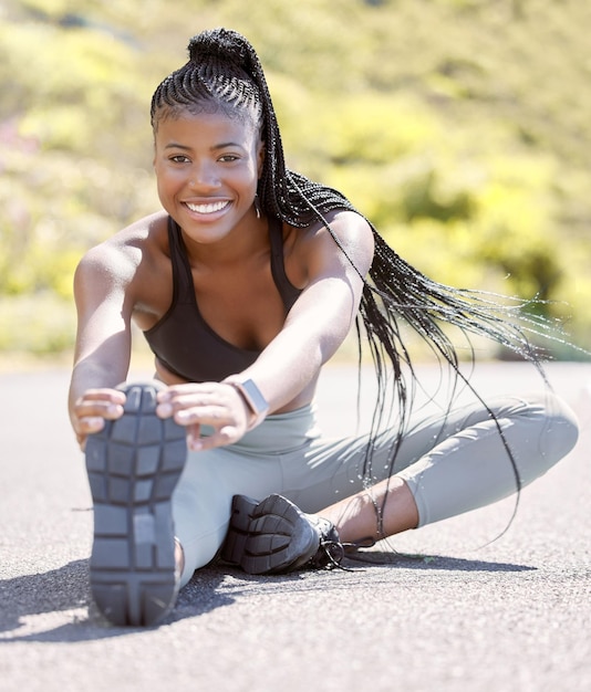 Sport fitness i rozciąganie ze sportową kobietą przygotowującą się do treningu lub treningu na drodze poza zdrowiem Zdrowie i rozciąganie z kobietą sportowca na początku rutyny