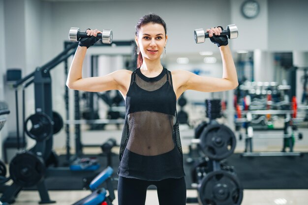 Sport Fitness Styl życia I Ludzie Koncepcja Szczęśliwa Kobieta Fit ćwiczenia W Siłowni Zdjęcie Stockowe